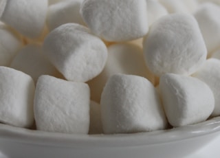 closeup photo of marshmallows on bowl