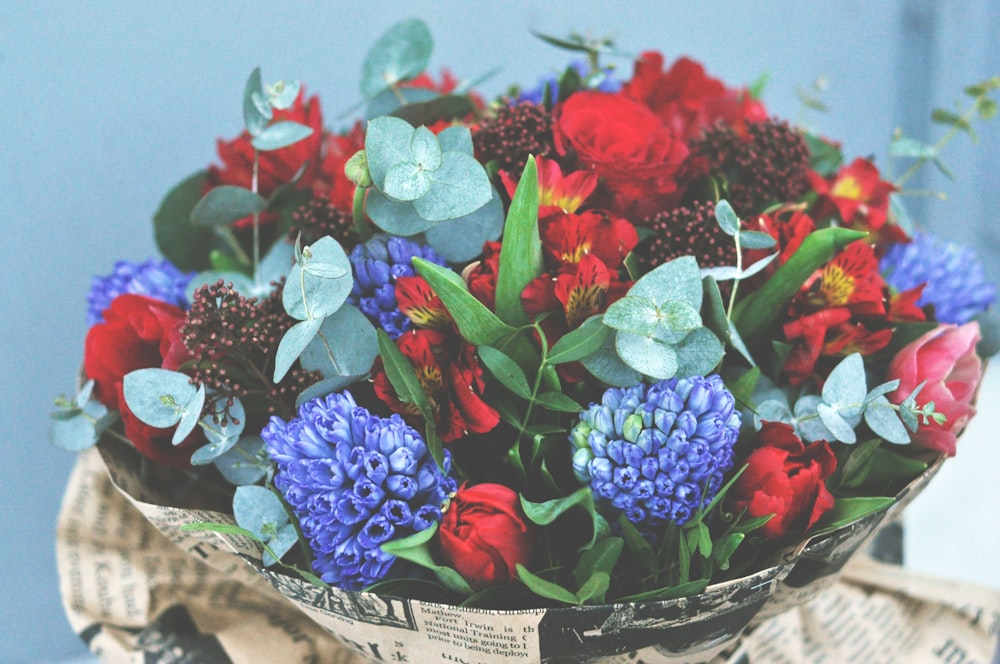 그릇에 보라색과 빨간색 꽃