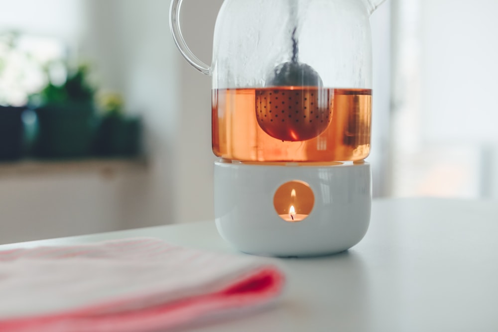 Candela tealight con supporto bianco sul tavolo