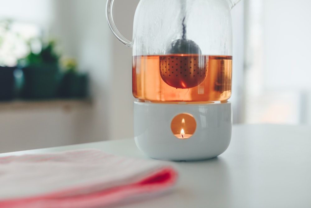 Vela candelita con soporte blanco sobre mesa