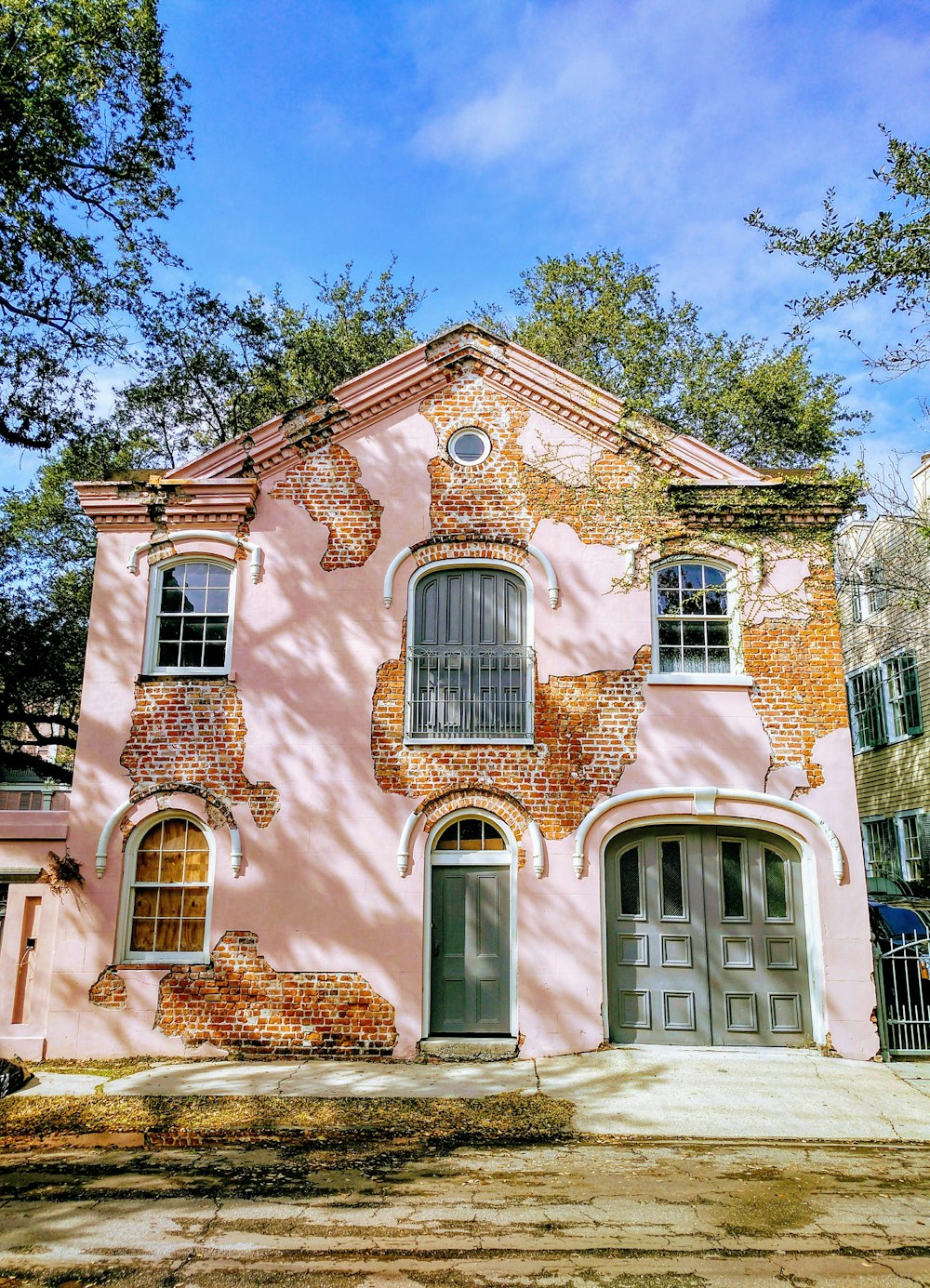 casa bianca e marrone circondata da alberi