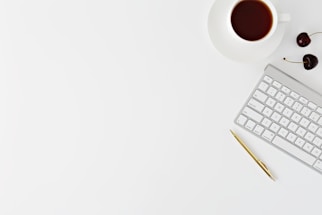 Magic Keyboard beside mug and click pen