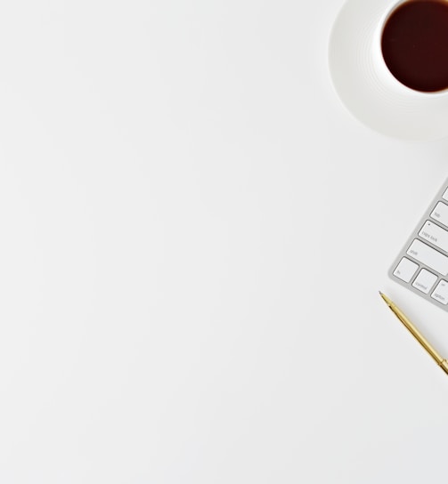 Magic Keyboard beside mug and click pen