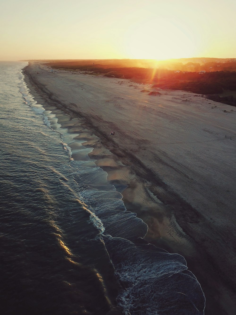 sable gris de la plage pendant l’heure dorée