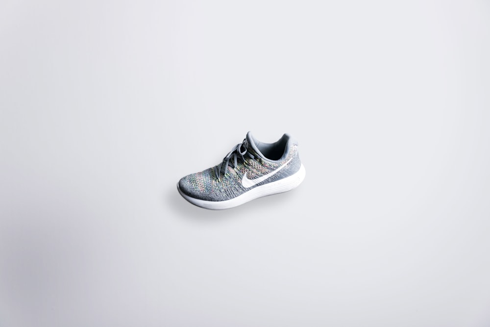 짝을 이루지 않은 회색과 흰색 Nike Flyknit 신발