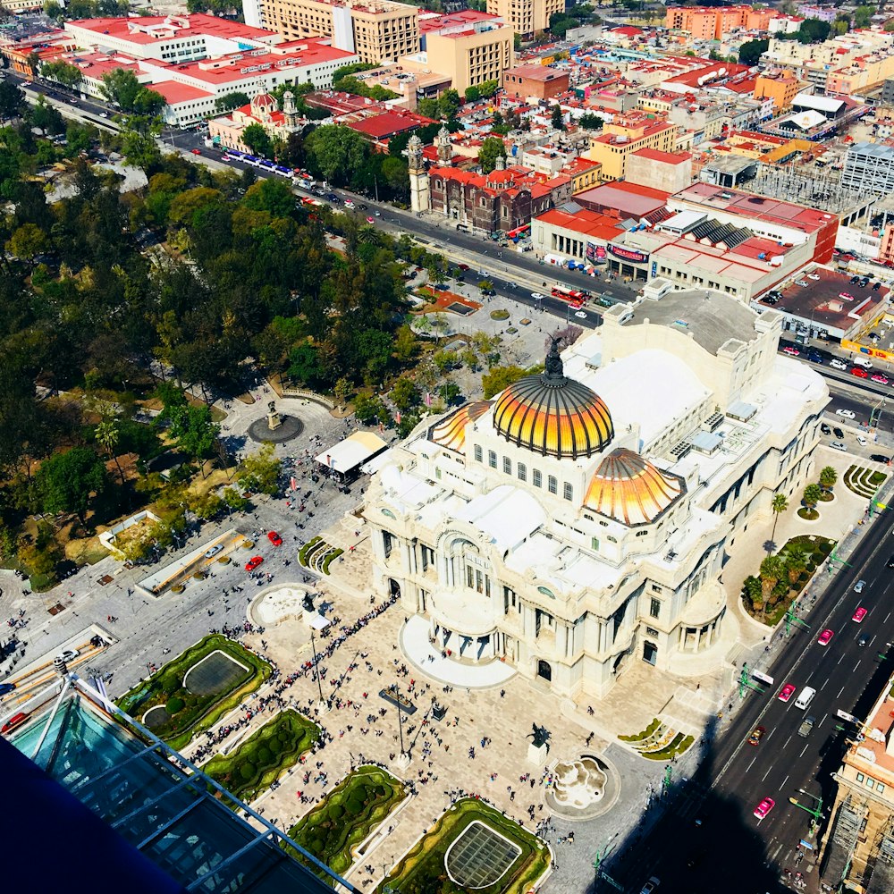 una vista aerea di un grande edificio in una città