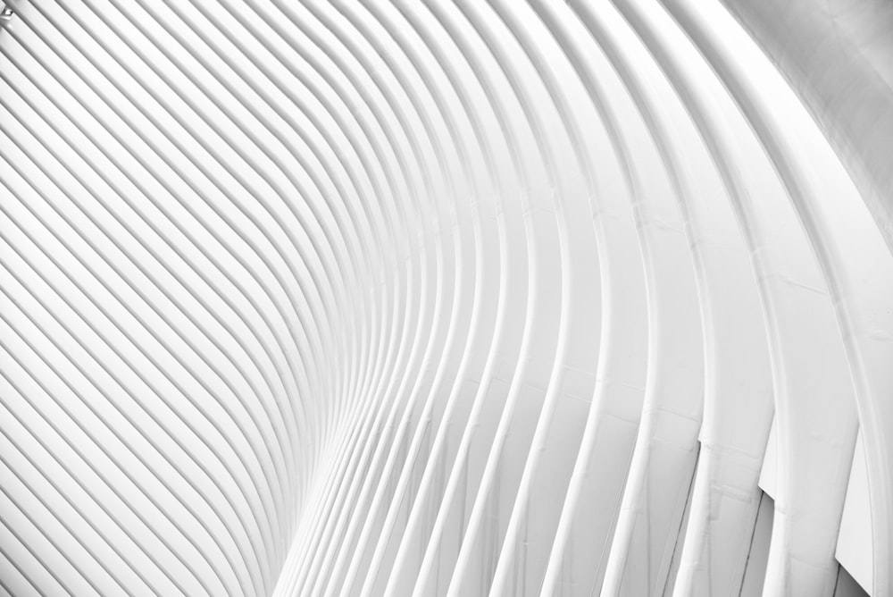 une photo en noir et blanc d’un bâtiment