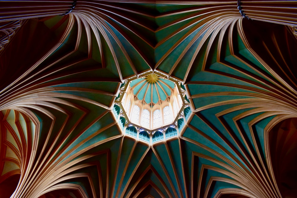 Photographie en contre-plongée d’un plafond en béton brun et vert