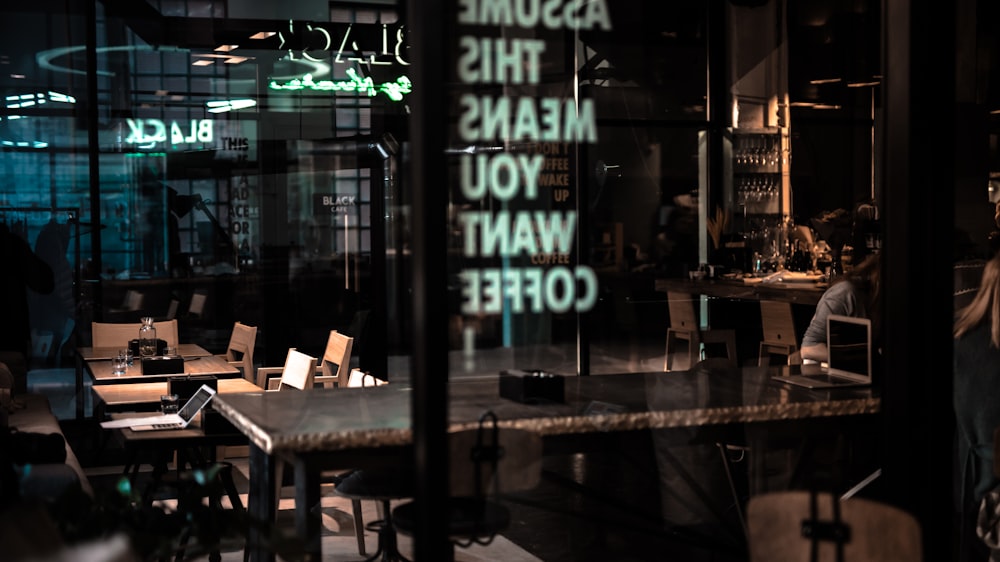 Glaswand und Glastür des Cafés