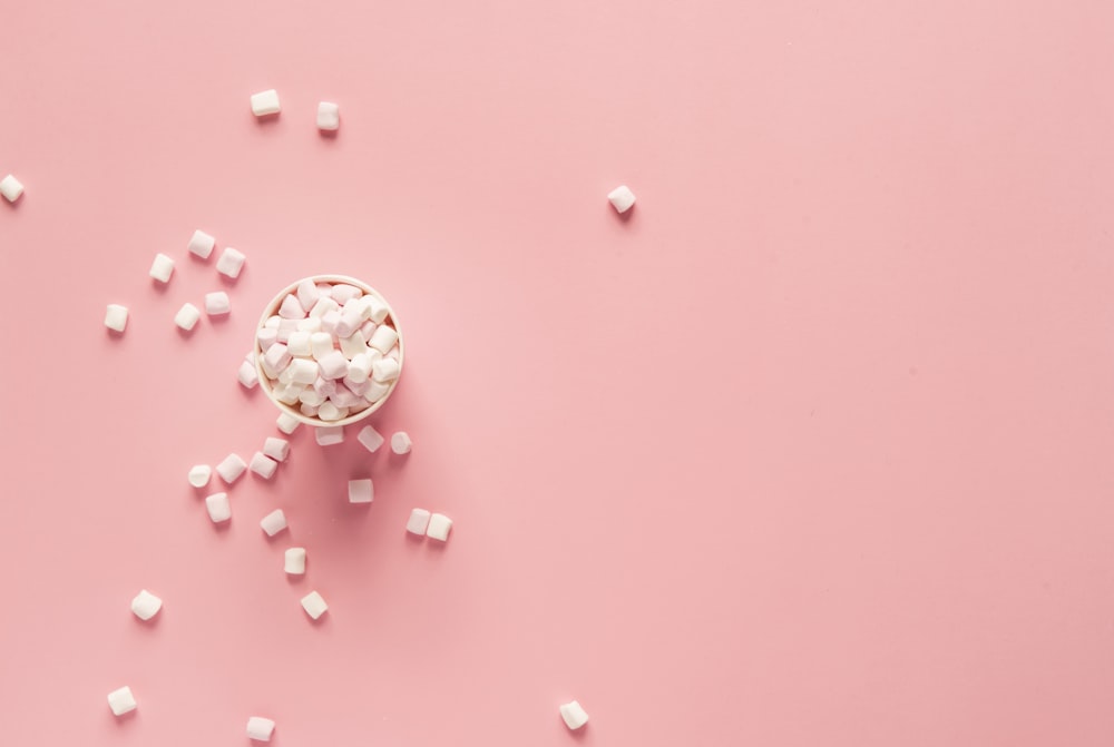 Mazzo di marshmallow su superficie rosa