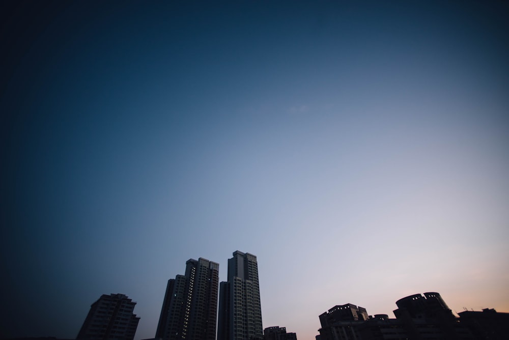 Edifícios altos cinzentos sob o céu azul