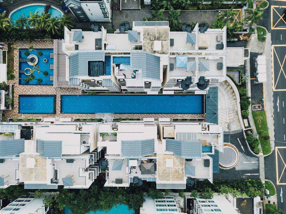 Foto aus der Vogelperspektive des Pools zwischen den Gebäuden