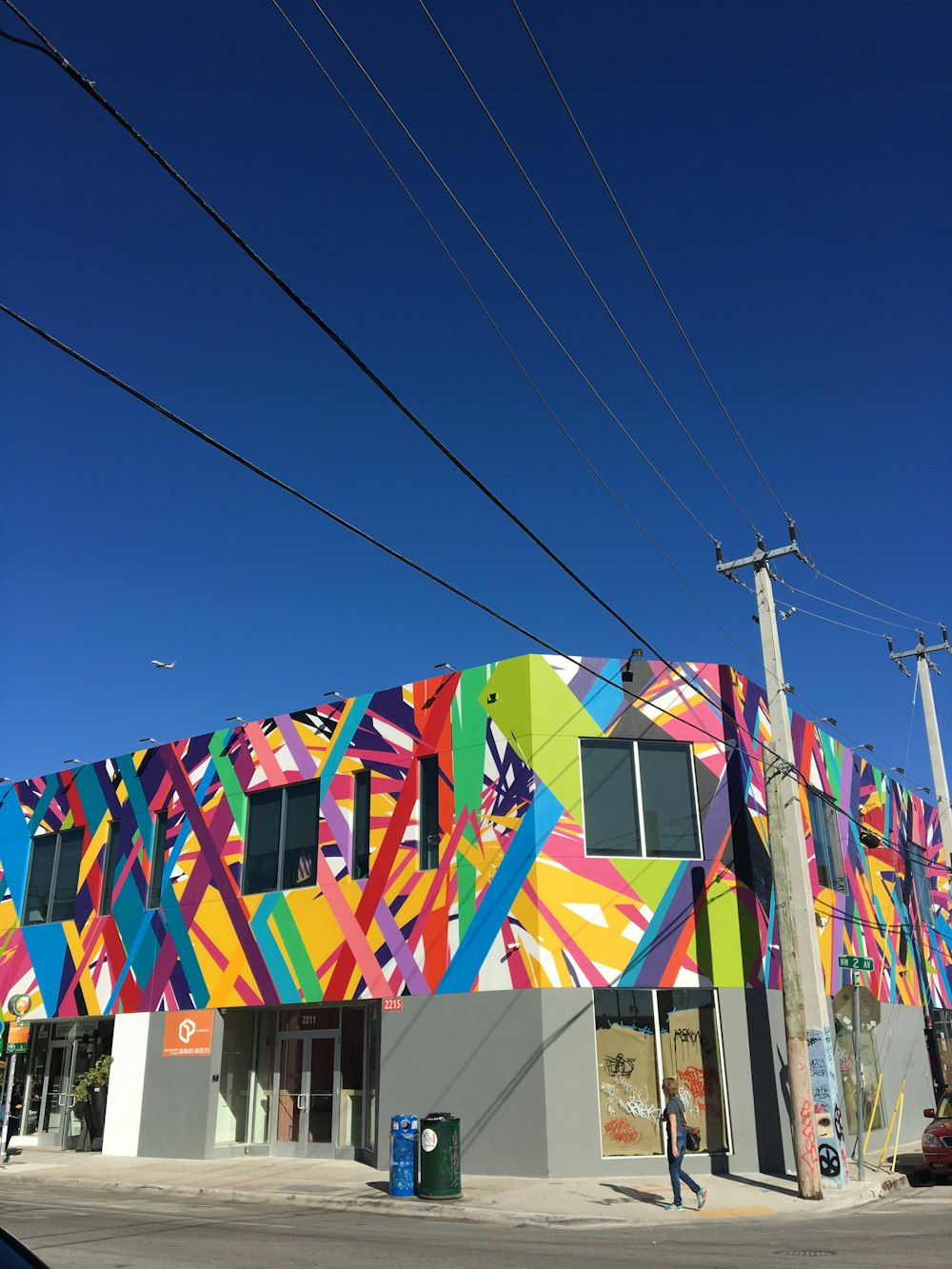 Edificio de hormigón multicolor cerca de líneas eléctricas