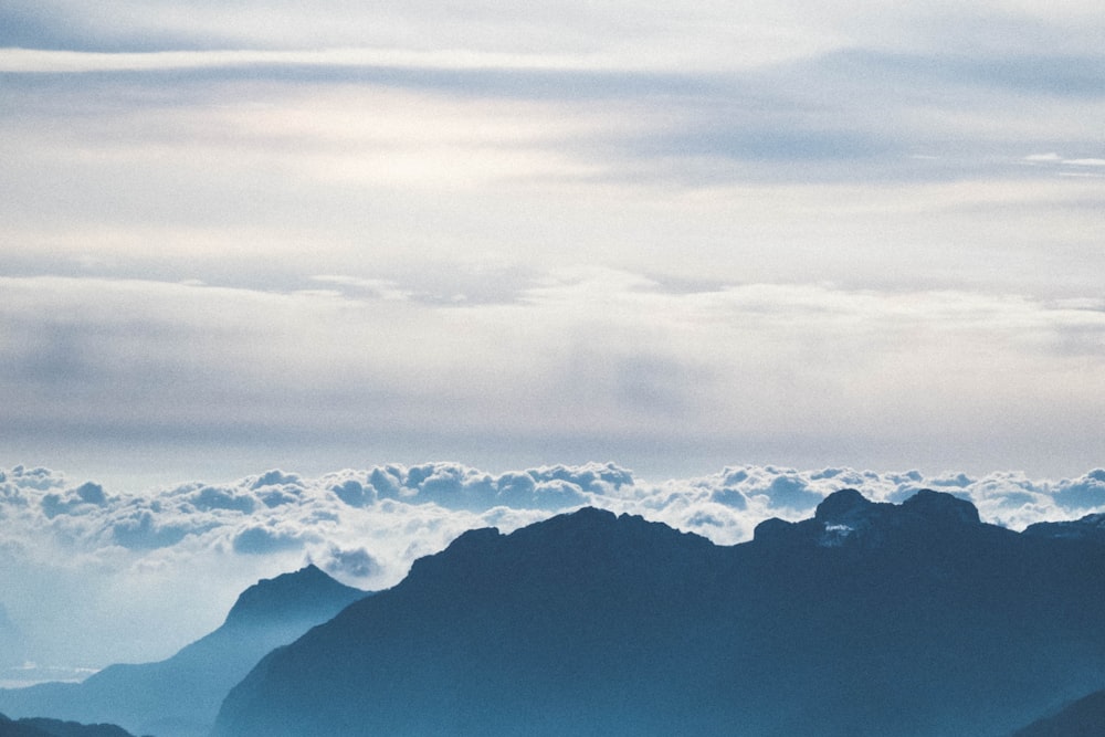 fotografia di paesaggio di montagne