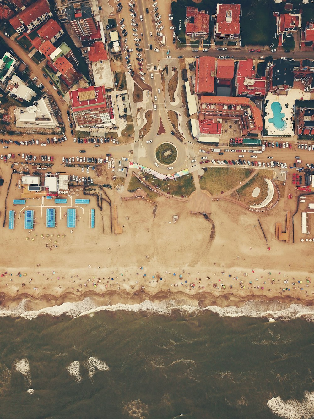 Vista aérea de la carretera ocupada cerca de la orilla del mar