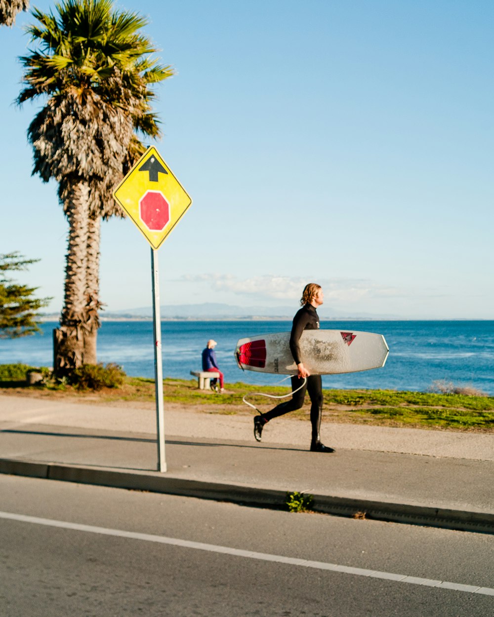 Mann mit Surfbrett in der Nähe des Strandes