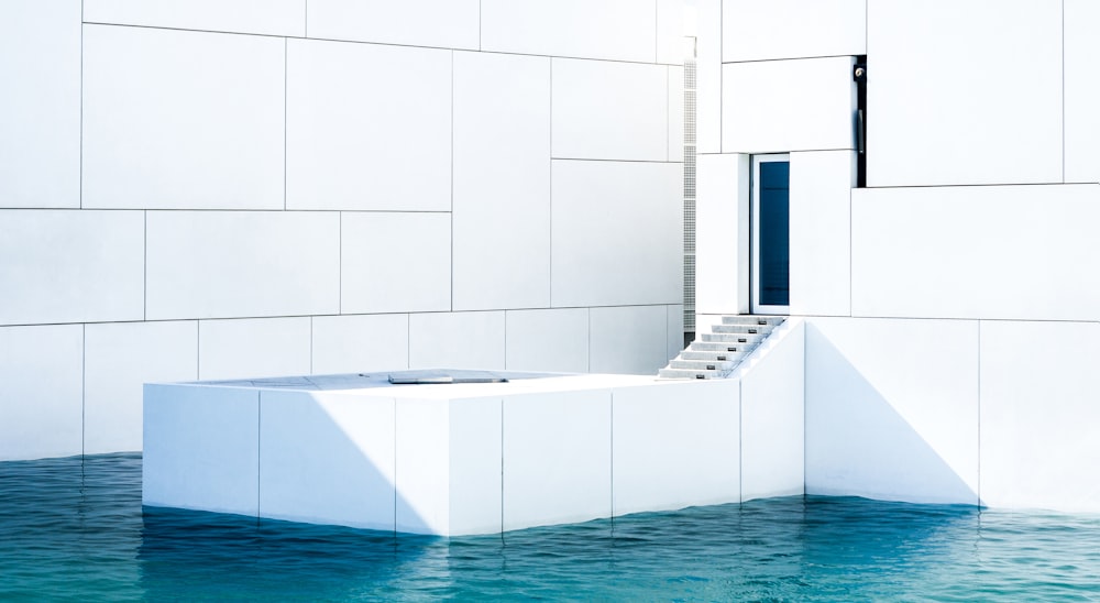 escalier dans une piscine