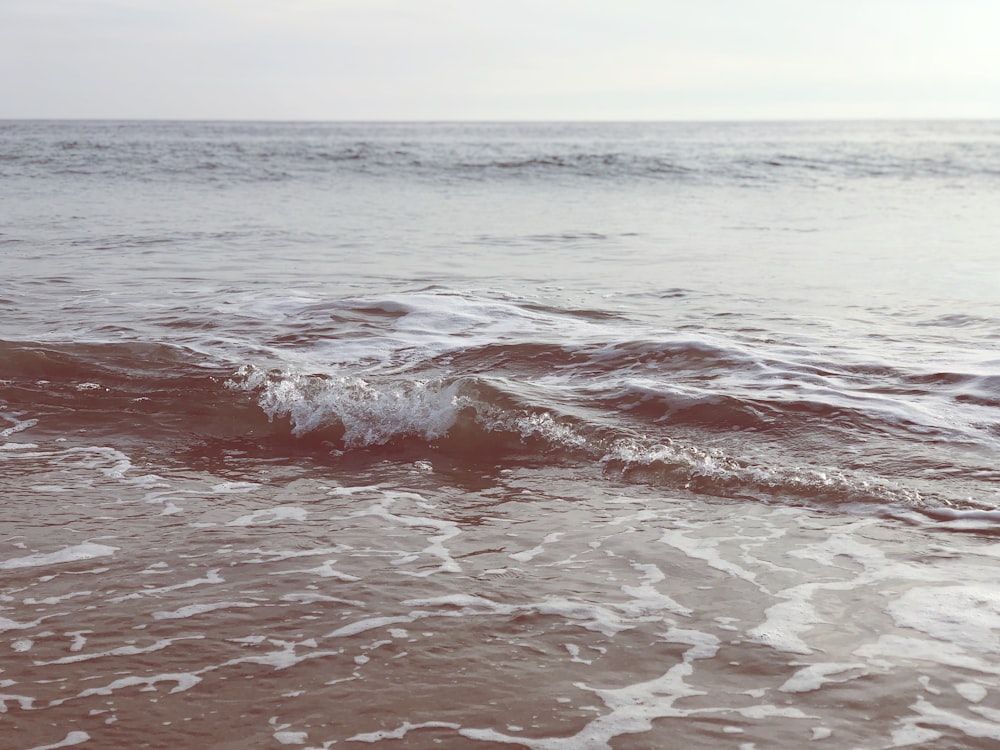 sea waves during daytime