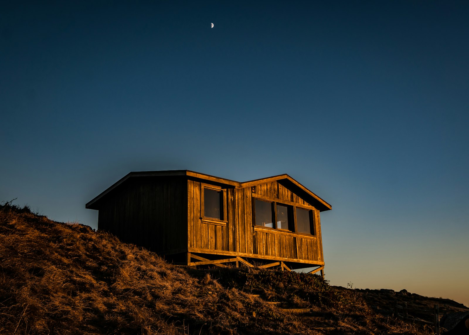 Sony a6300 + Sony Vario-Tessar T* FE 16-35mm F4 ZA OSS sample photo. Brown wooden house in photography