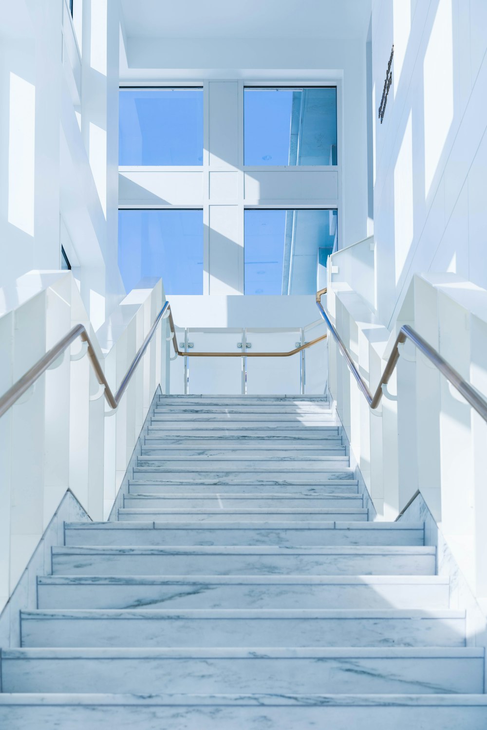 scale con pittura murale bianca