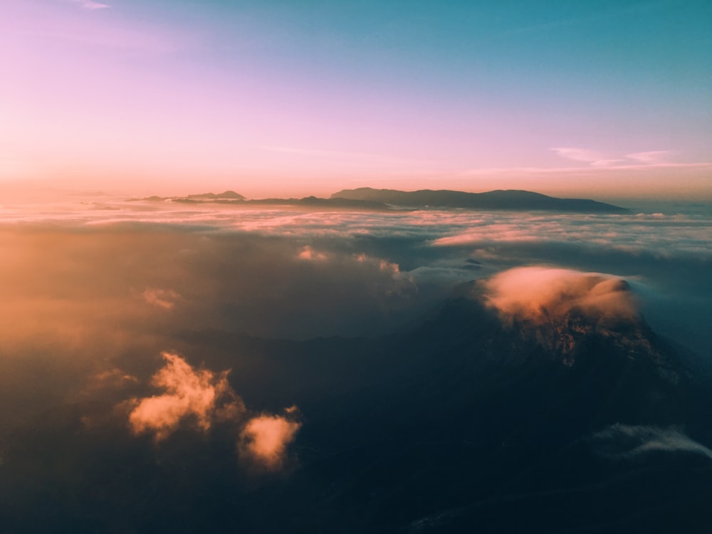 Foto a vista de pájaro de nubes y montañas durante el día