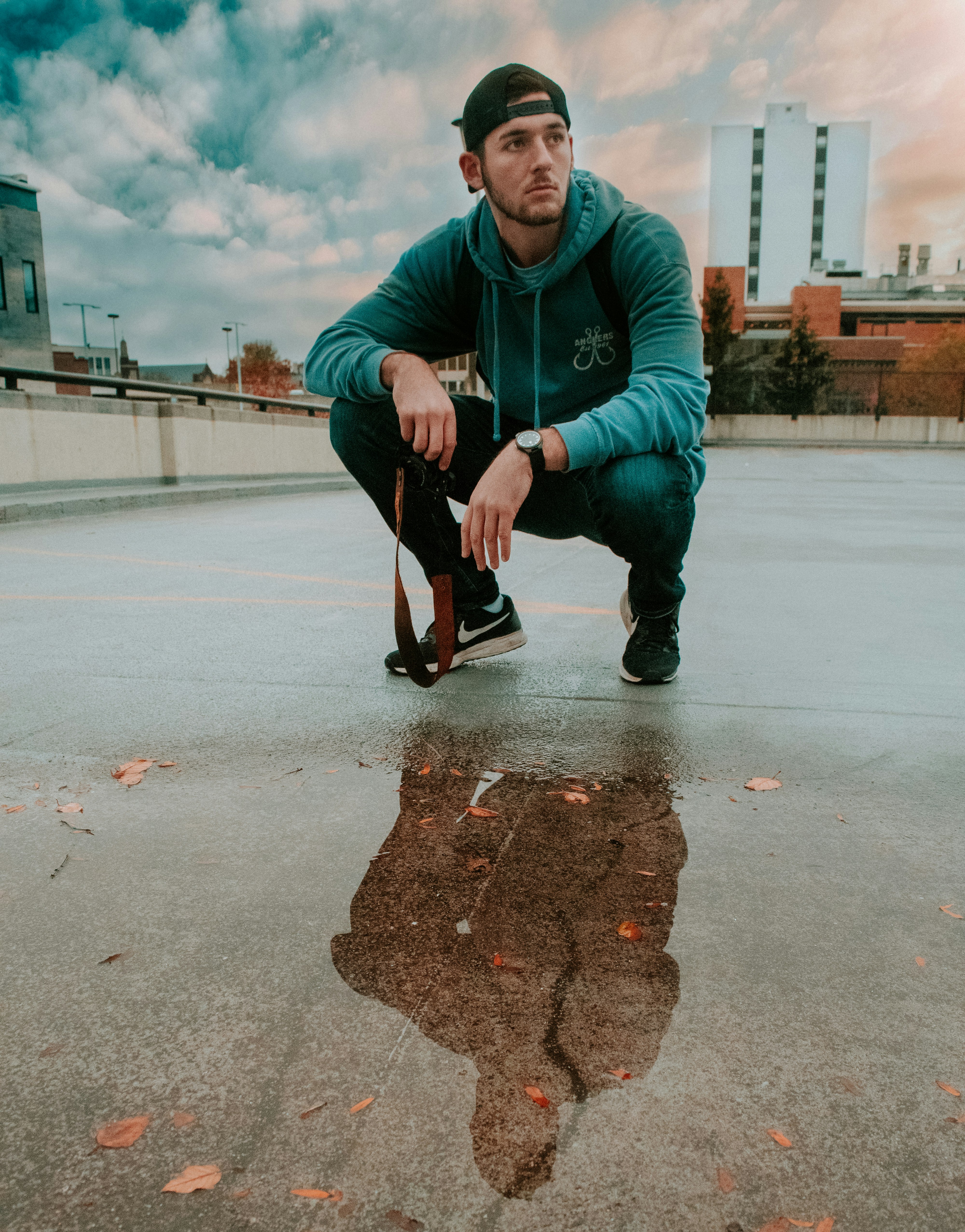 Human faces speak to us in a way that language cannot. Everyone recognize a smile, a frown, tears. Unsplash has the finest selection of people images on the web: high-def and curated for quality. Family, friends, men, women, Unsplash has photos for all.