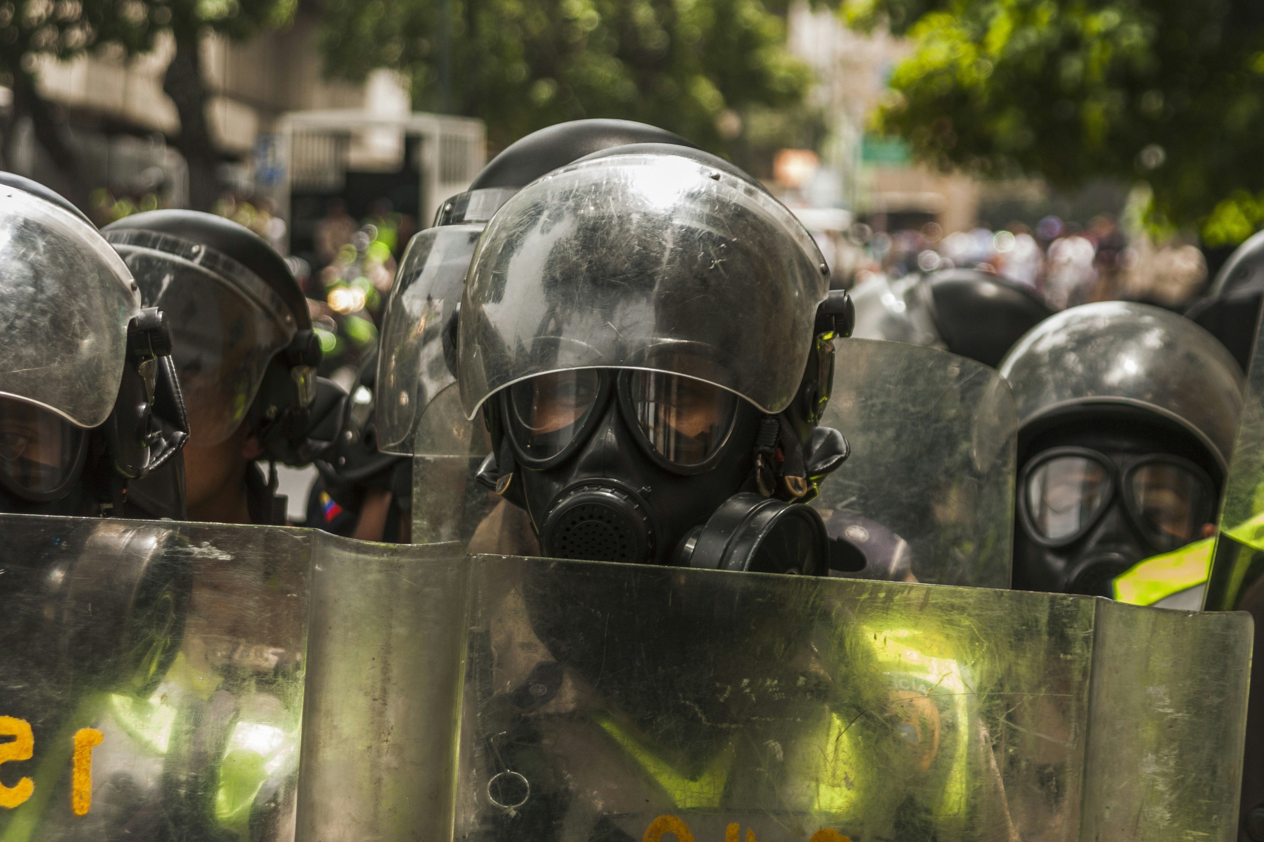 Officials of the Bolivarian National Police block the pace of an opposition demontration.
Funcionarios de la Policía Nacional Bolivariana bloquean el paso de la marcha opositora.
