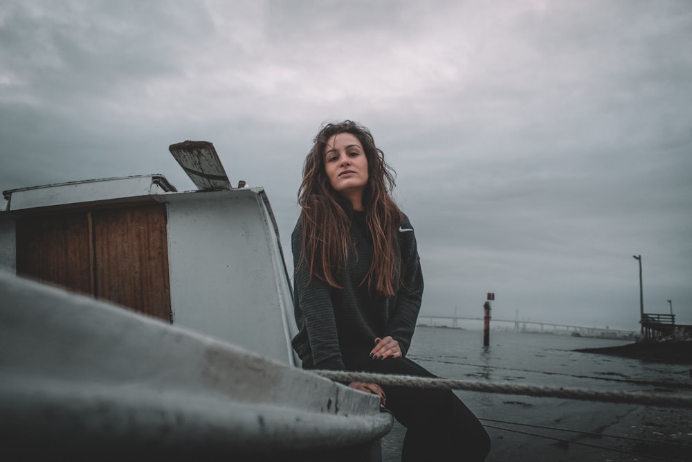 femme assise sur un bateau
