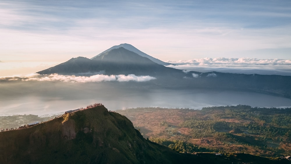 photographie de paysage de montagnes