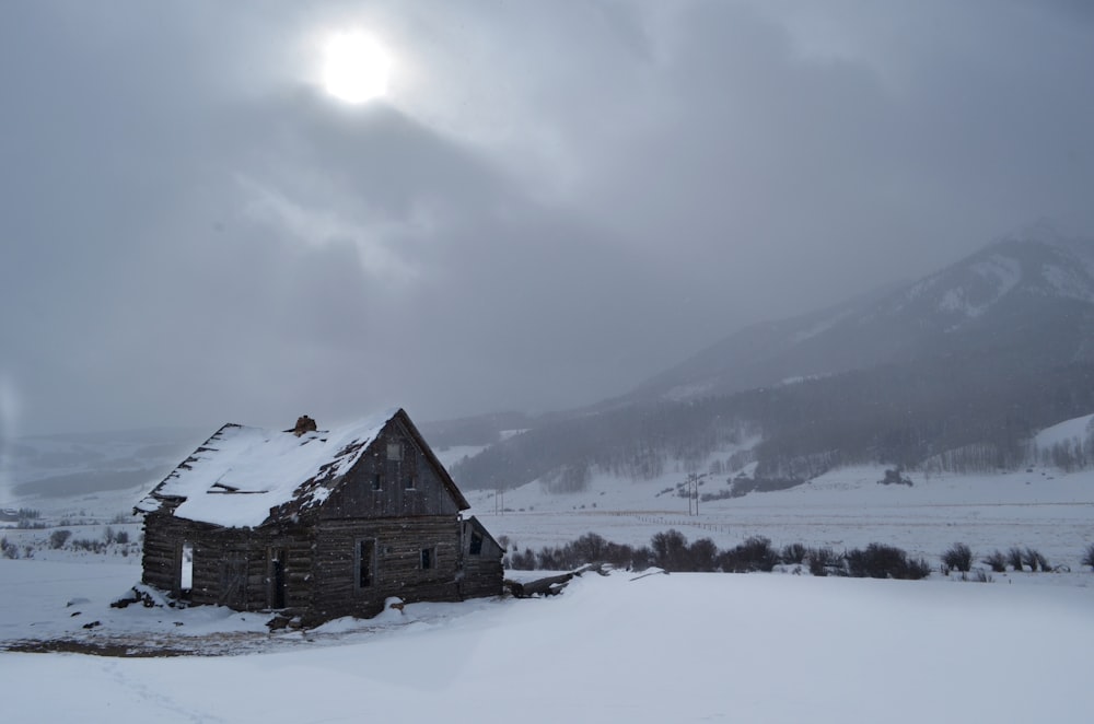 fotografia di paesaggio della struttura in legno vicino alle montagne