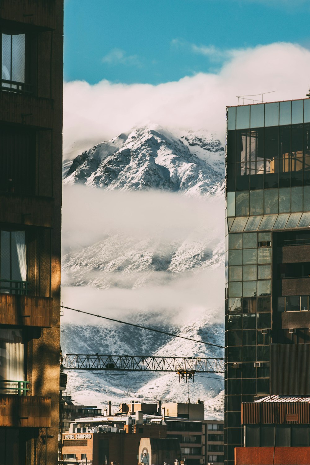 Photo de montagne près des bâtiments