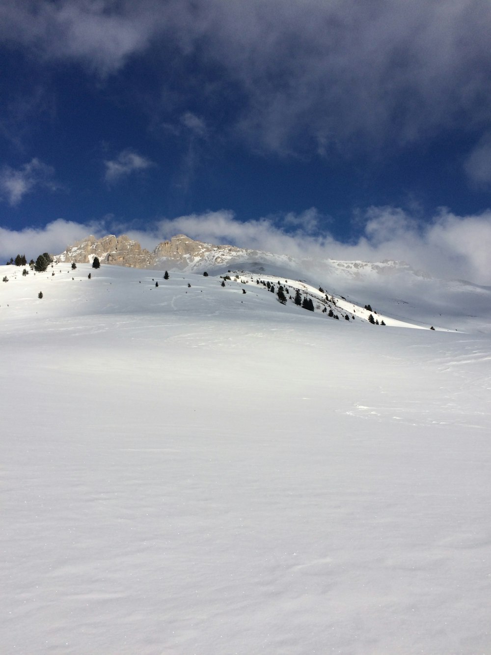 Verschneiter Berg unter blauem Himmel