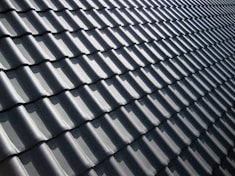 Ein Dach mit neuen grauen Dachziegeln 