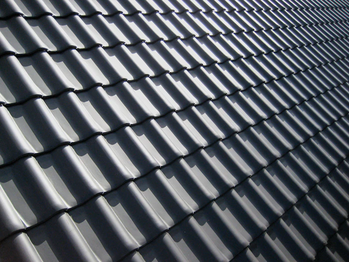 Toiture en tuiles gris foncé