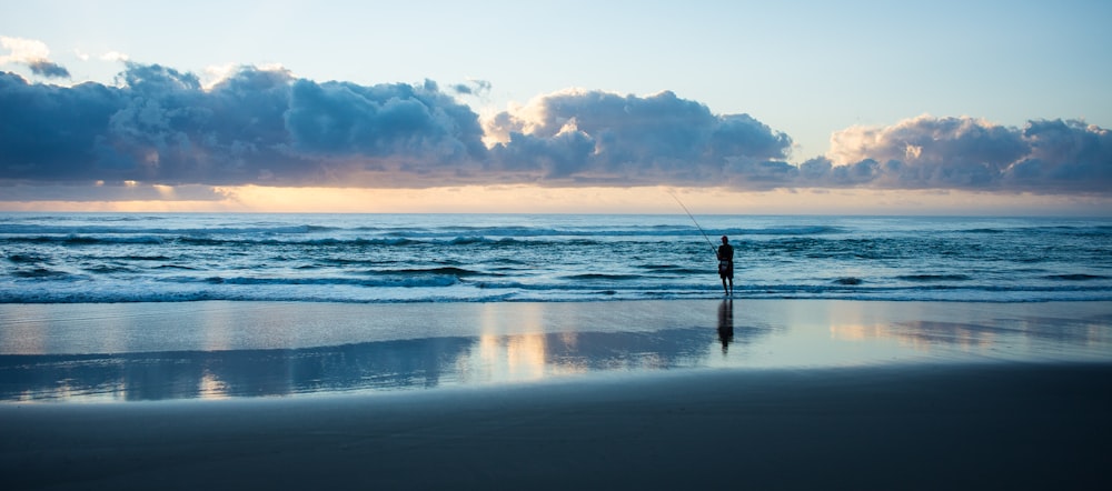 Persona in piedi vicino alla riva