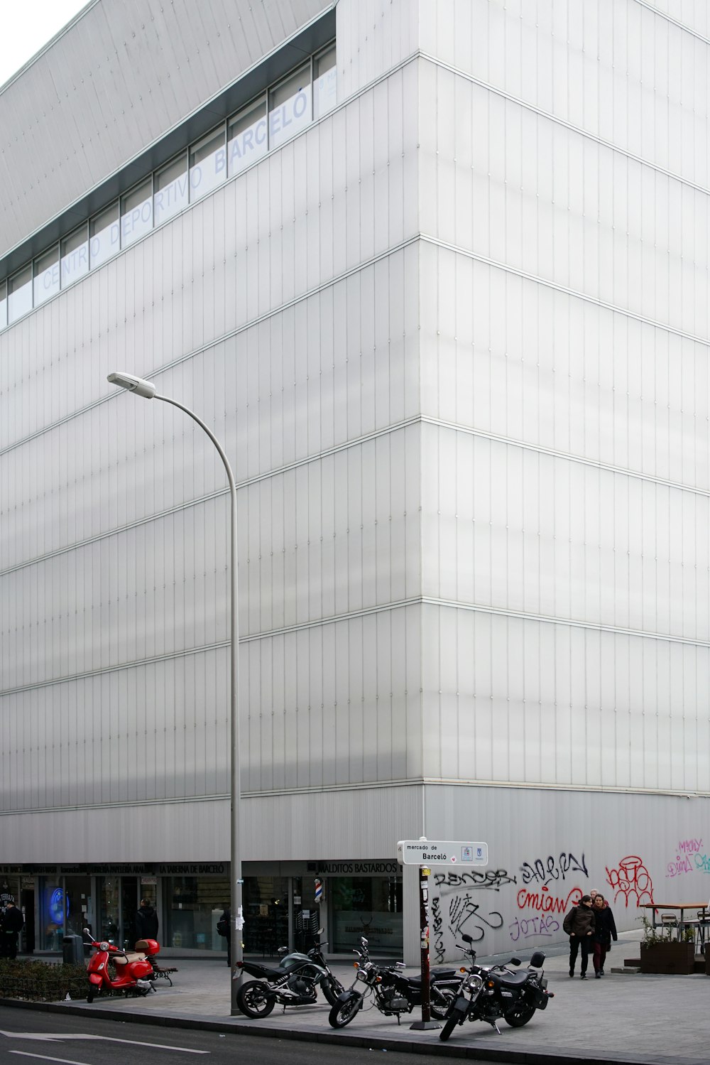 Centro Deportivo Barcelo building during daytime