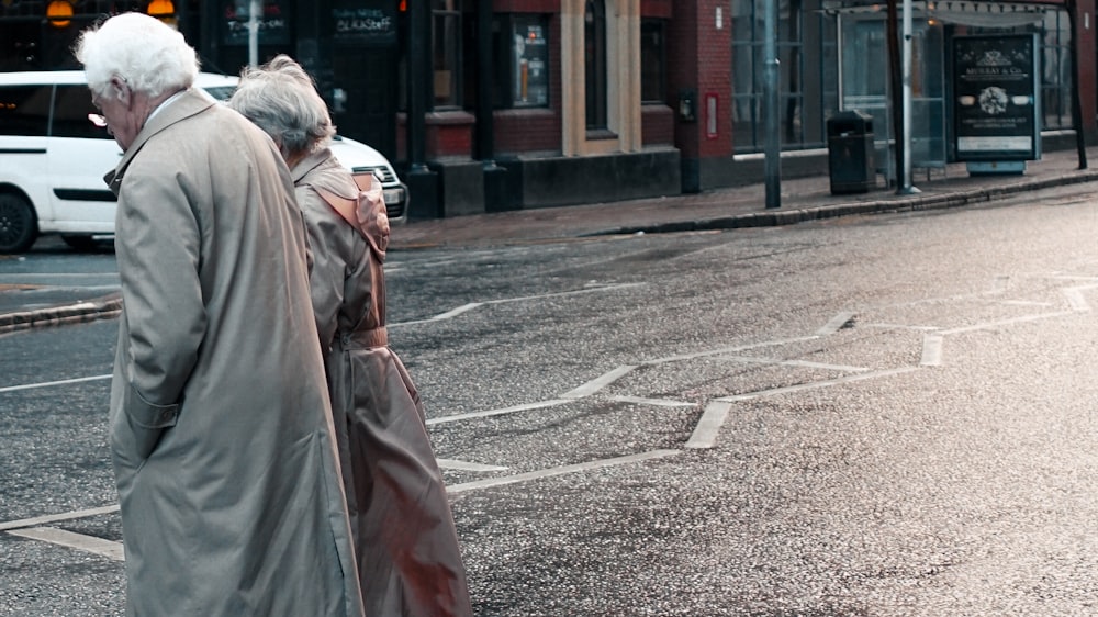 Couple traversant la rue