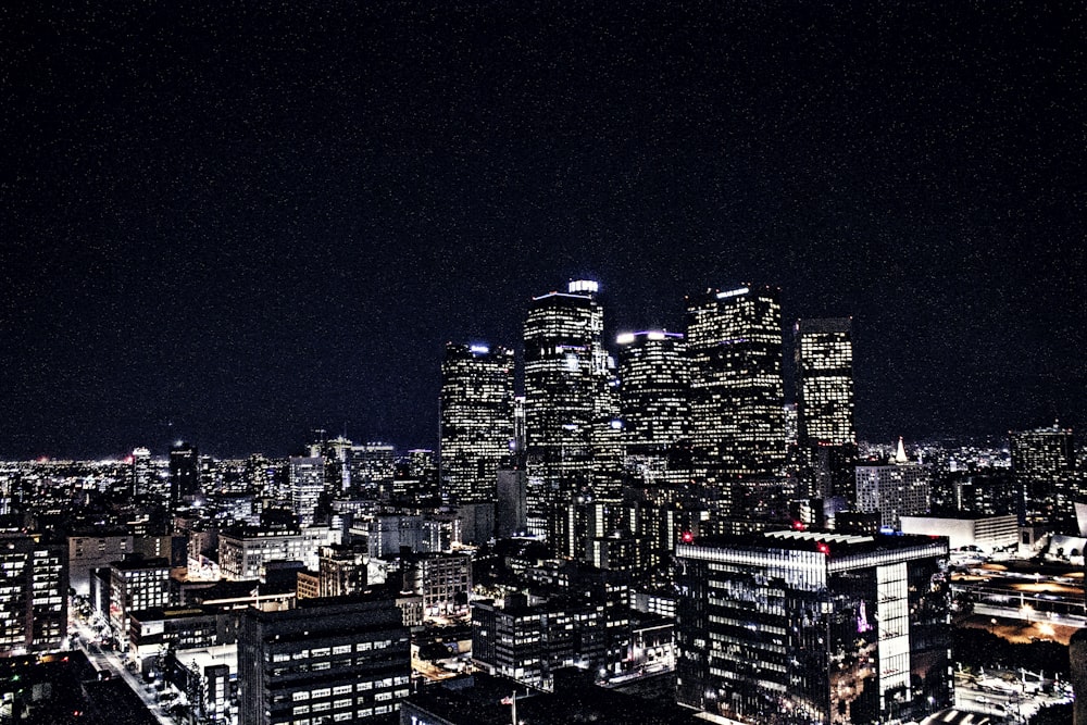 Vue aérienne du paysage urbain pendant la nuit