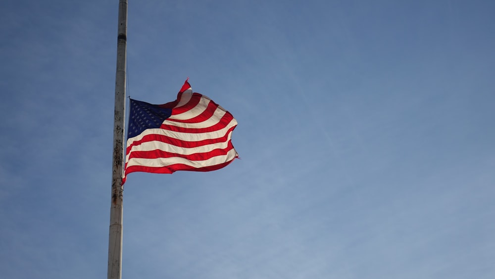 Bandera de Estados Unidos en el mástil