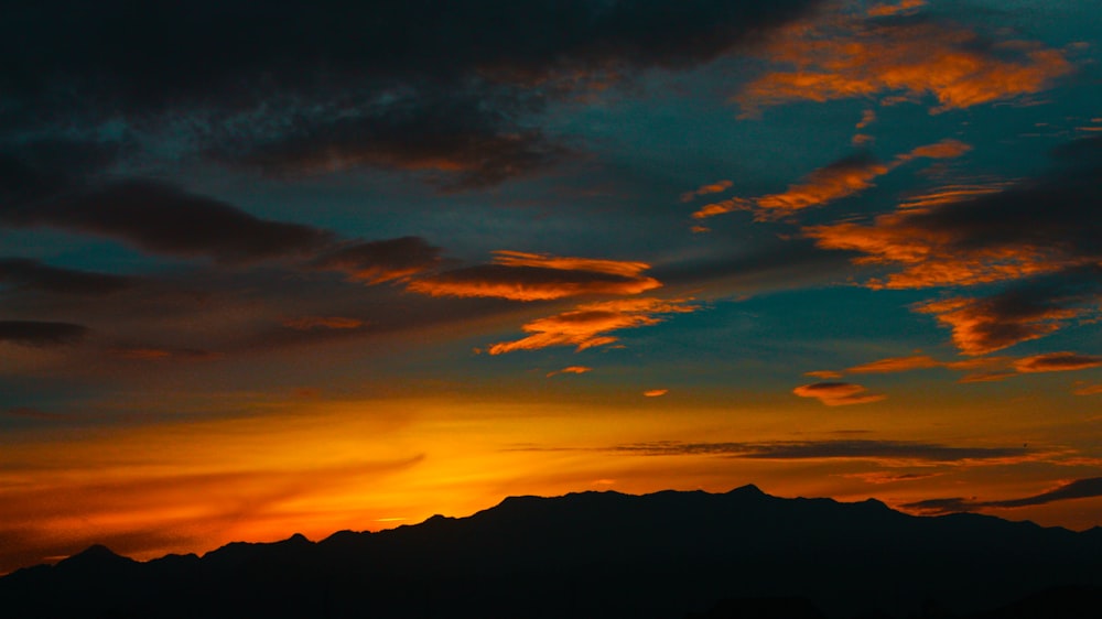 silhueta da montanha durante o pôr do sol