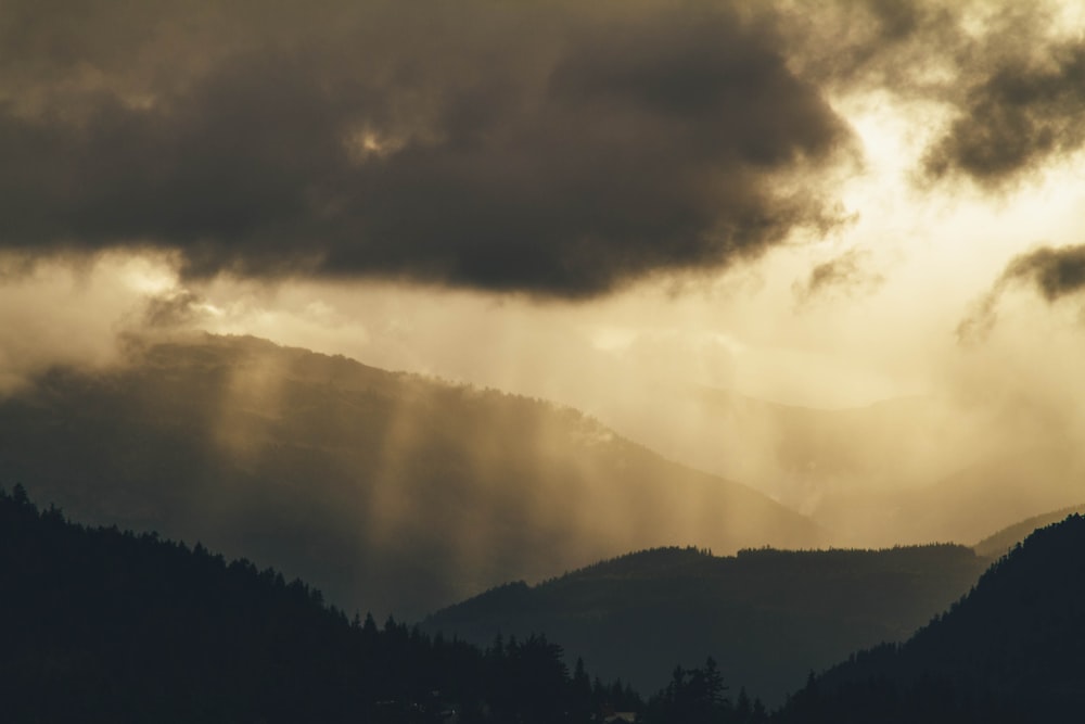 산에 crepuscular 광선의 사진
