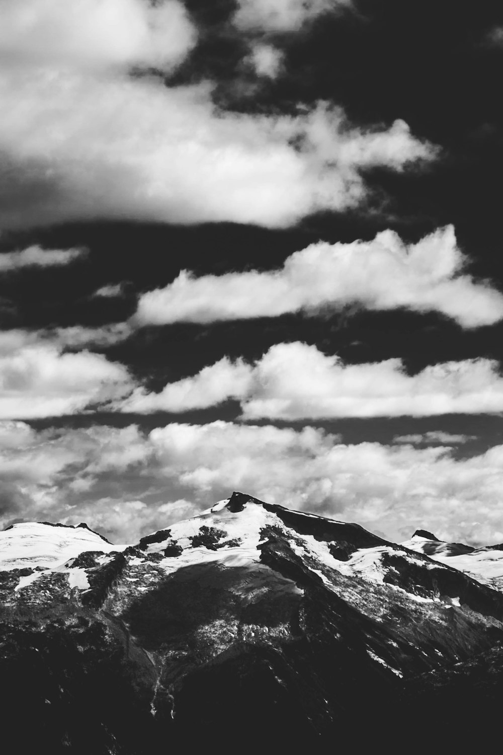 montagna di fotografia in scala di grigi