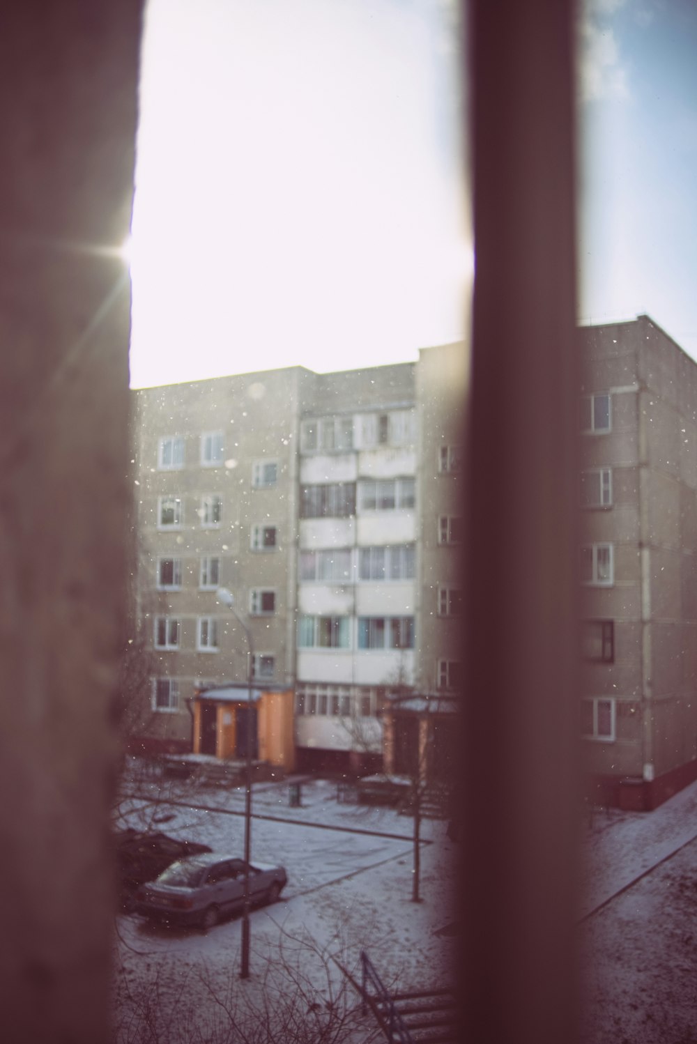 fotografia di edificio in cemento marrone durante il giorno