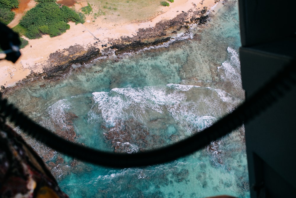 fotografia de alto ângulo de ondas de água