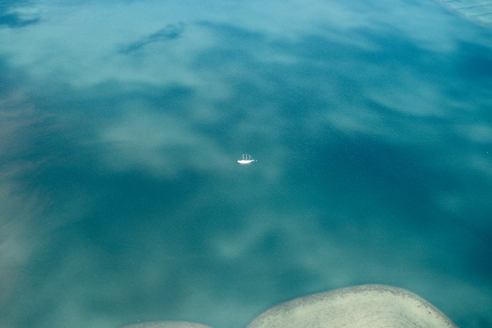 Mer bleue avec bateau blanc