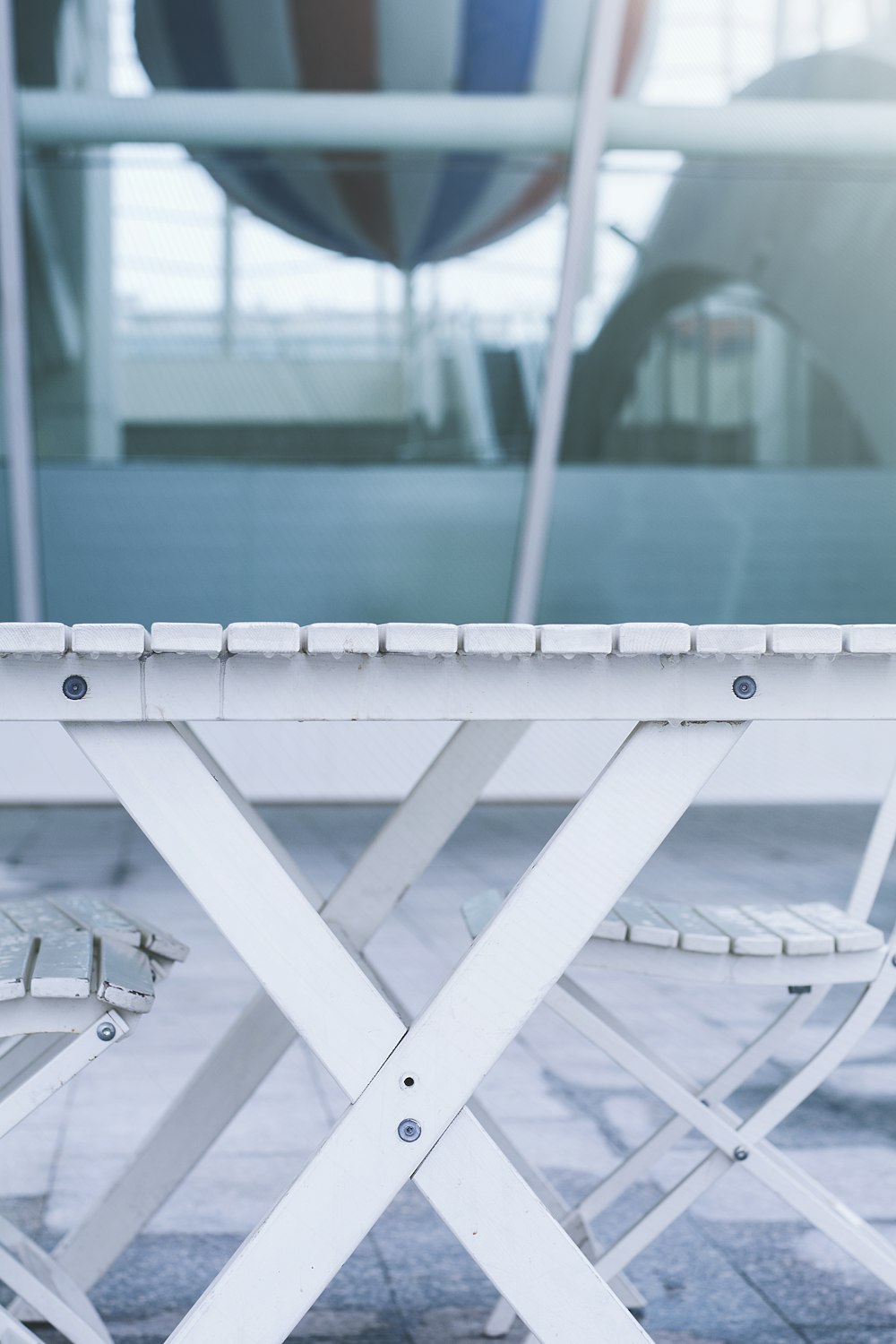 shallow focus photography of white wooden table