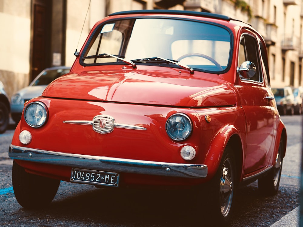 photo en gros plan de voiture rouge