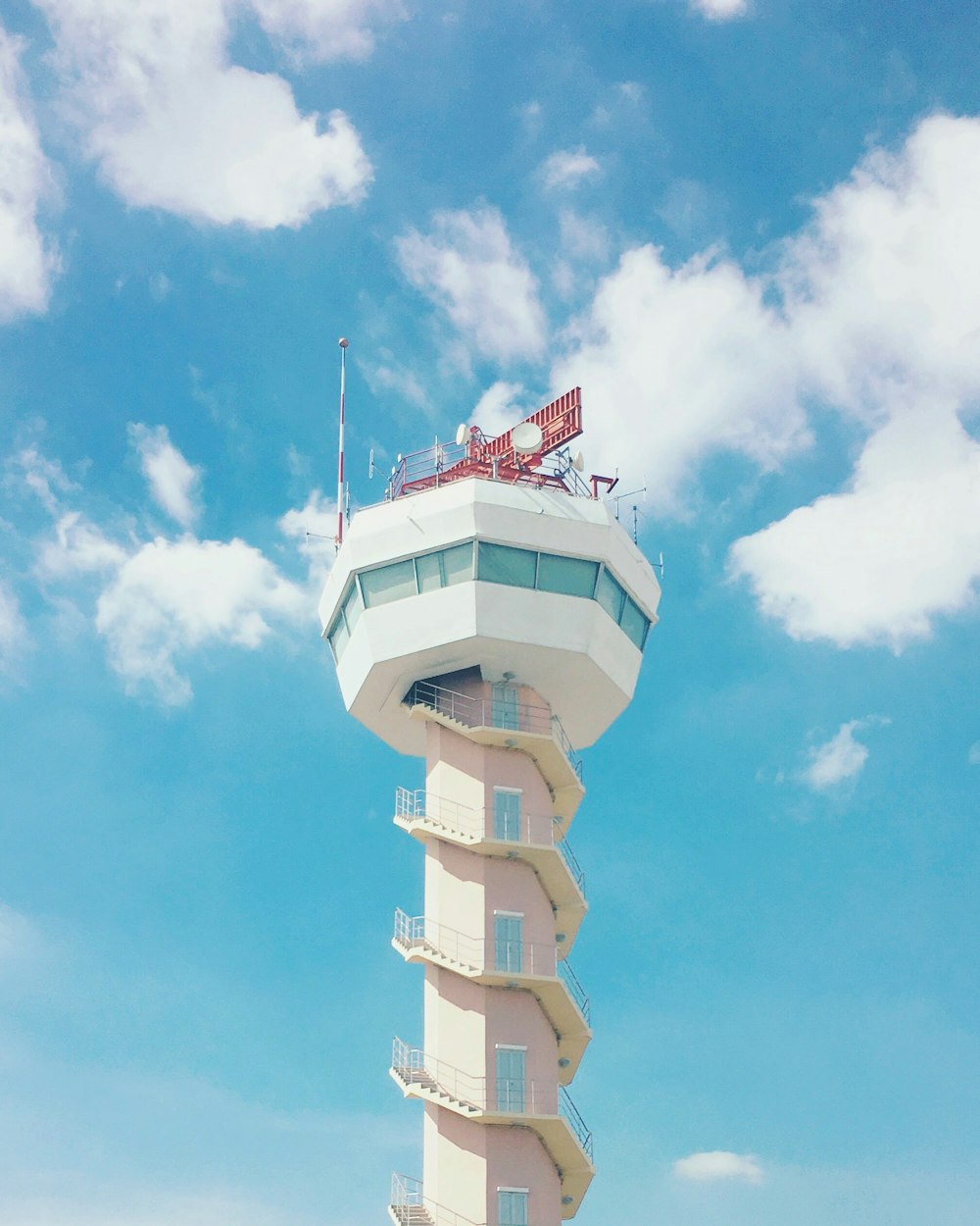 푸른 하늘 아래 하얀 공항 타워