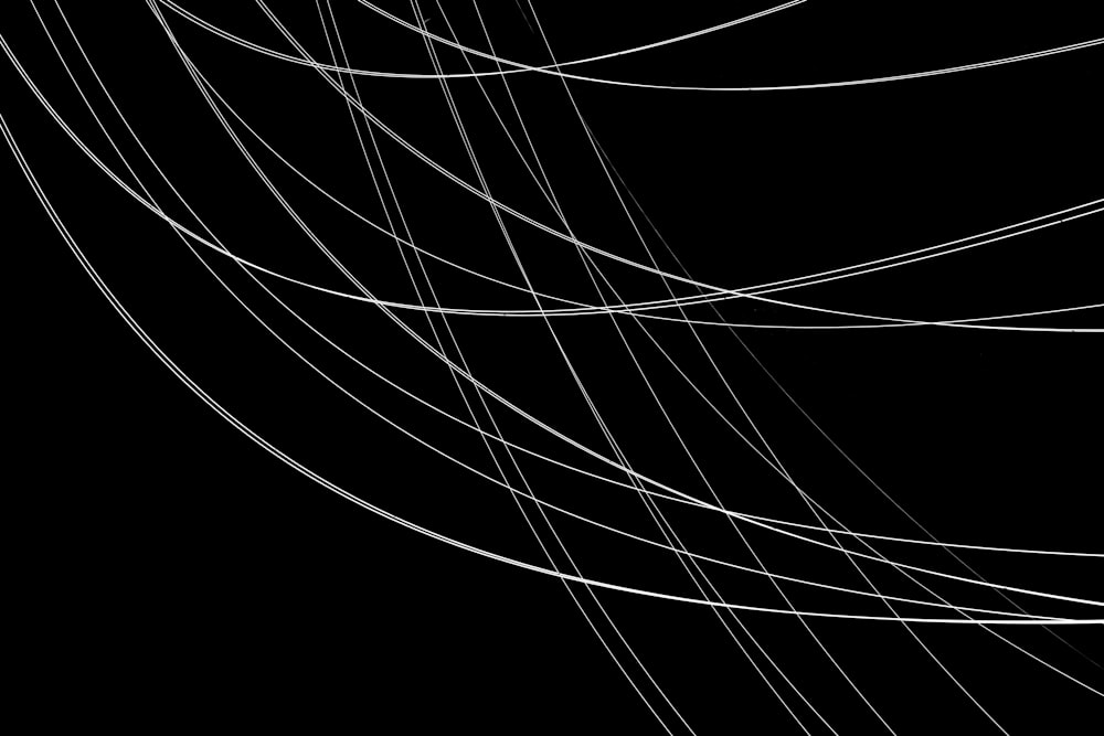 Ein Schwarz-Weiß-Foto von Linien in der Luft