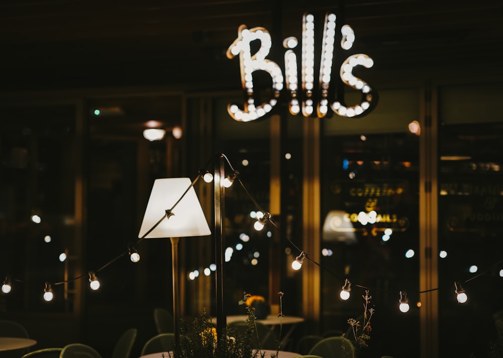 Flachfokusfotografie von Bills LED-Beschilderung